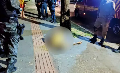 Corpo da vtima permaneceu no local durante a realizao das diligncias. (Foto: Ana Beatriz Rodrigues)