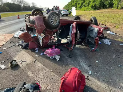 Veculo Palio capotado na rodovia e pertences das vtimas espalhados pelo local. (Foto: Site O Correio News)