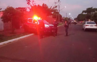 Policiais militares em frente ao local da troca de tiros. (Foto: Direto das Ruas)