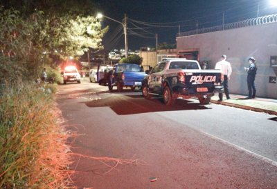 Polcia Militar isola o local do crime para a realizao da percia. (Foto: Osmar Daniel)