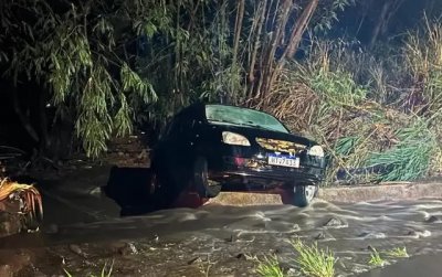 Carro foi arrastado pela enxurrada (Foto: reproduo / Jornal da Nova)