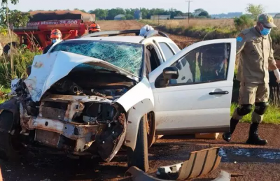 Bombeiros no local onde motorista morreu aps bater Palio em trator (Foto: Adilson Domingos)