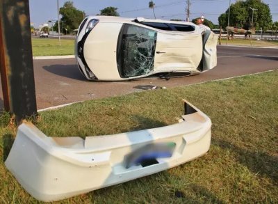 Para-choque traseiro chegou a se desprender da estrutura do Toyota Etios capotado (Foto: Paulo Francis)