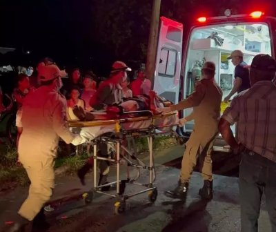 Uma das vtimas sendo socorrida pelo Corpo de Bombeiros. (Foto: Jornal da Nova)