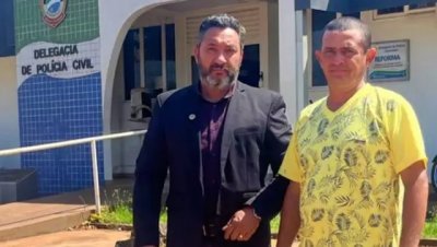 Advogado ( esquerda) e suspeito ( direita) em frente  Delegacia de Sidrolndia (Foto: Regio News)