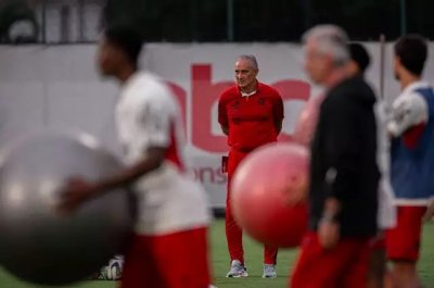 Tcnico Tite, ao fundo, observa treino fsico no Flamengo (Foto: Paula Reis/CRF)