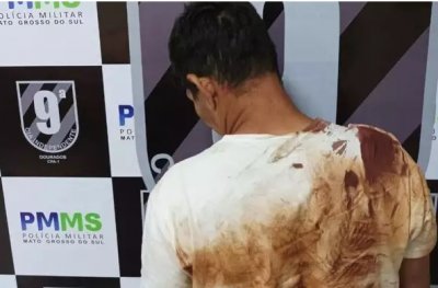 Suspeito foi preso com roupa ensanguentada. (Foto: Osvaldo Duarte/Dourados News)