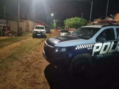 Polcia Militar e percia na rua da casa onde ocorreu o crime (Foto: Direto das Ruas)