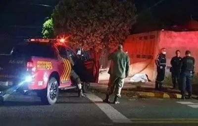 Corpo de Bombeiros Militar e Polcia Militar isolam a rea do assassinato. (Foto: Direto das Ruas)
