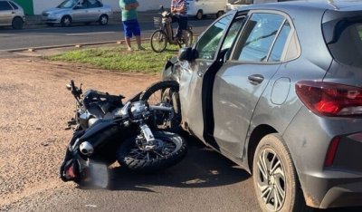 Moto e carro envolvidos em acidente no domingo, em Trs Lagoas. (Foto: JP News)