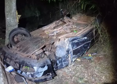 Carro capotado que era ocupado por vtimas. (Foto: Nova Notcias)