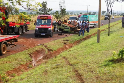 Fiat Uno capotado na Avenida Duque de Caxias; equipes da Unimed e Corpo de Bombeiros socorrendo a vtima (Foto: Henrique Kawaminami)