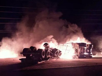 Caminho pegou fogo e ficou tombado em uma das pistas da BR-262. (Foto: Osmar Daniel)