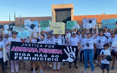 Manifestao por justia em frente ao frum de Anastcio - Foto divulgao