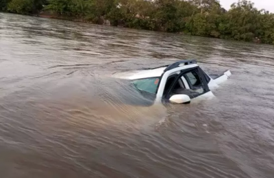 Picape foi encontrada em rio, mas sem qualquer ocupante. (Foto: Sidney Assis)