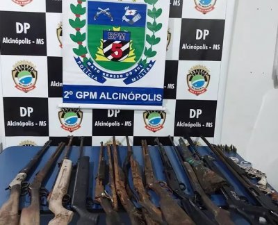 Armas encontradas em cmodo da casa onde ocorreu feminicdio. (Foto: Direto das Ruas)