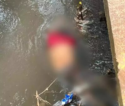 Corpo do homem enroscado em galhos no crrego Capo Redondo (Foto: Sidney Assis)