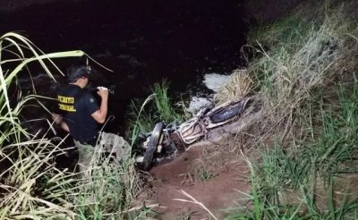 Perito no local onde o rapaz morreu ao cair em vazante de gua (Foto: Osvaldo Duarte / Dourados News)