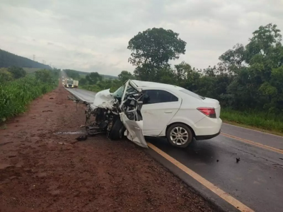 Carro com a parte da frente destruda aps acidente. (Foto: gua Clara MS)