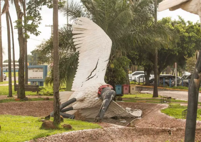 Queda provocou rachaduras na obra (Foto: Marcos Maluf)