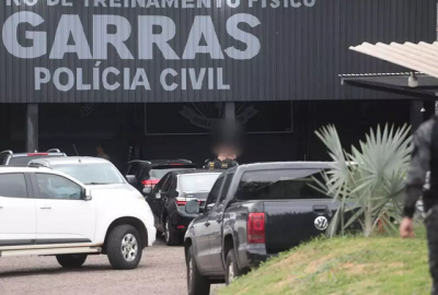 Policiais chegando na sede do Garras aps cumprimento de mandados. (Foto: Marcos Maluf)