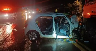 Carro Gol ficou destrudo aps acidente na BR-163. (Foto: Direto das Ruas)