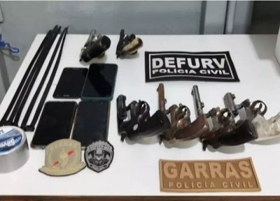 Armas, celulares, silver tape e braadeiras apreendidas no carro dos suspeitos (Foto: Divulgao | PCMS)