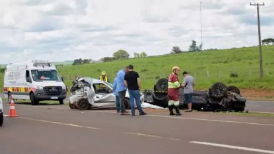 Veculos e vtima pararam no canteiro central da pista aps batida