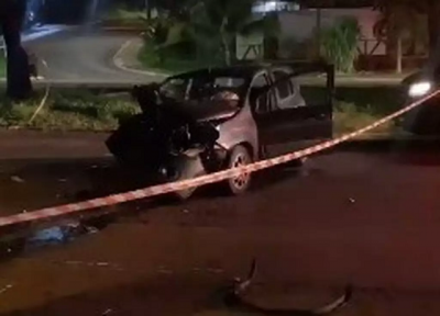 Fita zebrada da polcia e carro ocupado por me e filha, que ficou destrudo. (Foto: Direto das Ruas)