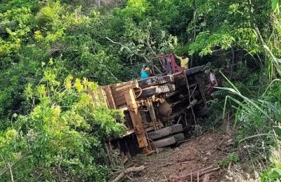 Caminhão tombado em barranco às margens da rodovia (Foto: Bonito Mais)