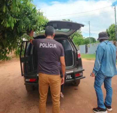 Suspeito de estupro sendo colocado na viatura da polcia (Foto: Polcia Civil)