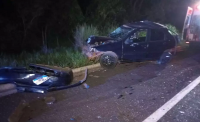 Carro destrudo aps coliso com caminho em rodovia. (Foto: Sidney Assis, de Coxim)