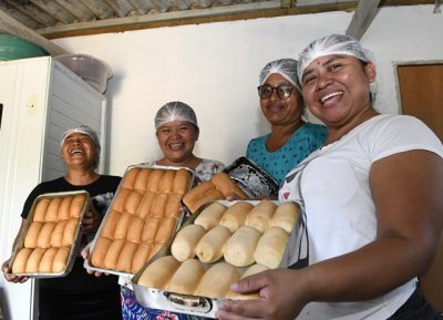 Mulheres terenas mostram a produo de pes