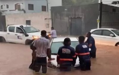 Carros quase foram encobertos pela gua da chuva na tarde desta tera-feira (Foto: reproduo / Dirio Corumbaense)