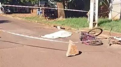 Corpo da vtima cado ao lado de duas bicicletas aps atropelamento (Foto: Adilson Domingos)