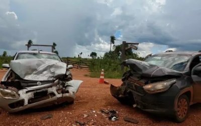 Palio (cinza) e picape (preta) tiveram a frente destruda com a batida (Foto: Bonito Mais)