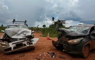 Palio (cinza) e picape (preta) tiveram a frente destruda com a batida (Foto: Bonito Mais)