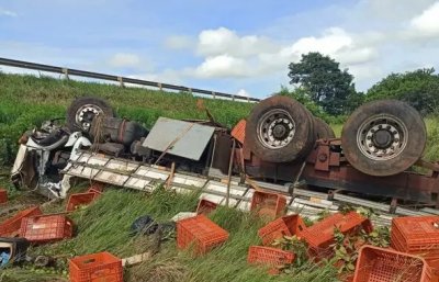 Caminho tombado s margens de rodovia de Cassilndia. (Foto: Cassilndia Notcias)