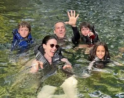 Alexandre Nero e a famlia aproveitam nascente de Bonito. (Foto: Reproduo/Instagram)