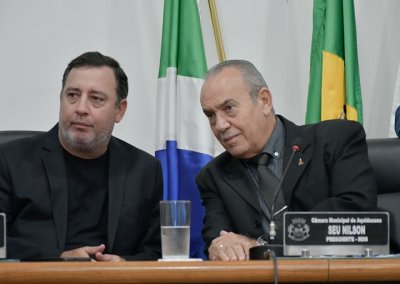 Prefeito Odilon e Nilson Pontim durante evento no Legislativo