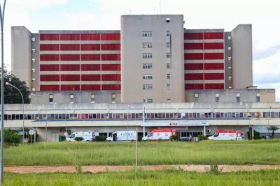 Entrada do Hospital Regional de Mato Grosso do Sul com ambulncias e Samu estacionados (Foto: Paulo Francis)