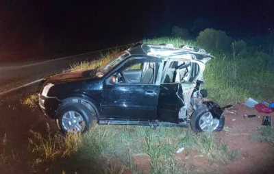 Carro ficou com a traseira destruda (Foto: divulgao / Nova Notcias)