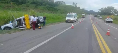 Caminhonete s margens da pista e equipes de resgate. (Foto: Portal RodoNews GVR)