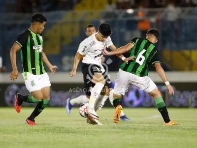 Jogadores disputam a posse da bola no Estdio Abreuzo. (Foto: Rodrigo Gazzanel/Cotinthians)