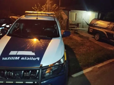 Polcia Militar e carro da funerria em frente a imvel onde ocorreu crime. (Foto: Sidney Assis)