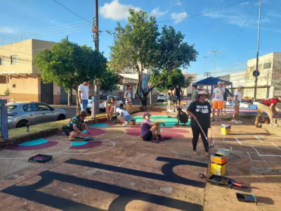 Artistas e voluntrios trabalhando na revitalizao durante este domingo (21). (Foto: Aletheya Alves)