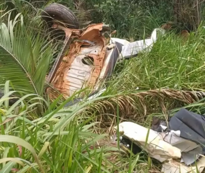 Carro partido ao meio em vegetação às margens da estrada. (Foto: Direto das Ruas)