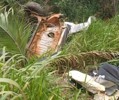 Carro partido ao meio em vegetao s margens da estrada. (Foto: Direto das Ruas)