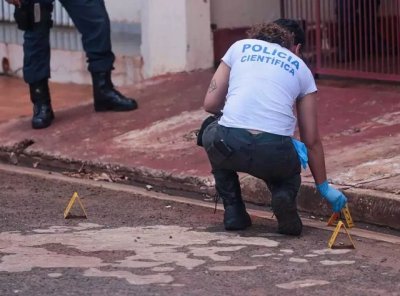 Percia na frente de imvel onde Valter foi morto. (Foto: Marcos Maluf)