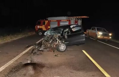 Veculo de funerria ficou com a parte dianteira destruda aps coliso. (Foto: Adejair Moraes)